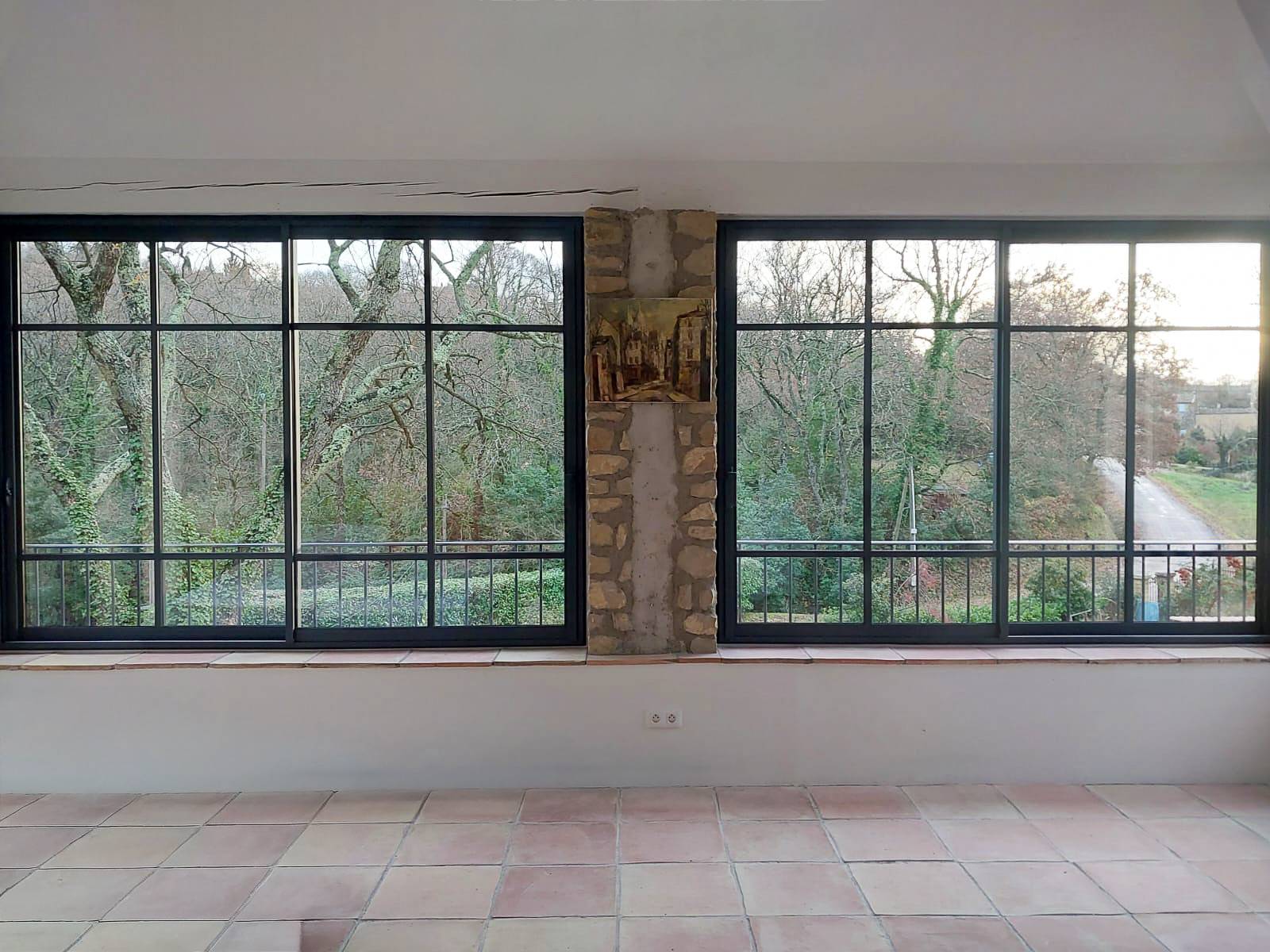 Pose de menuiseries sur mesure style verrière en aluminium dans le Gard, pour faire de votre pièce un puits de lumière