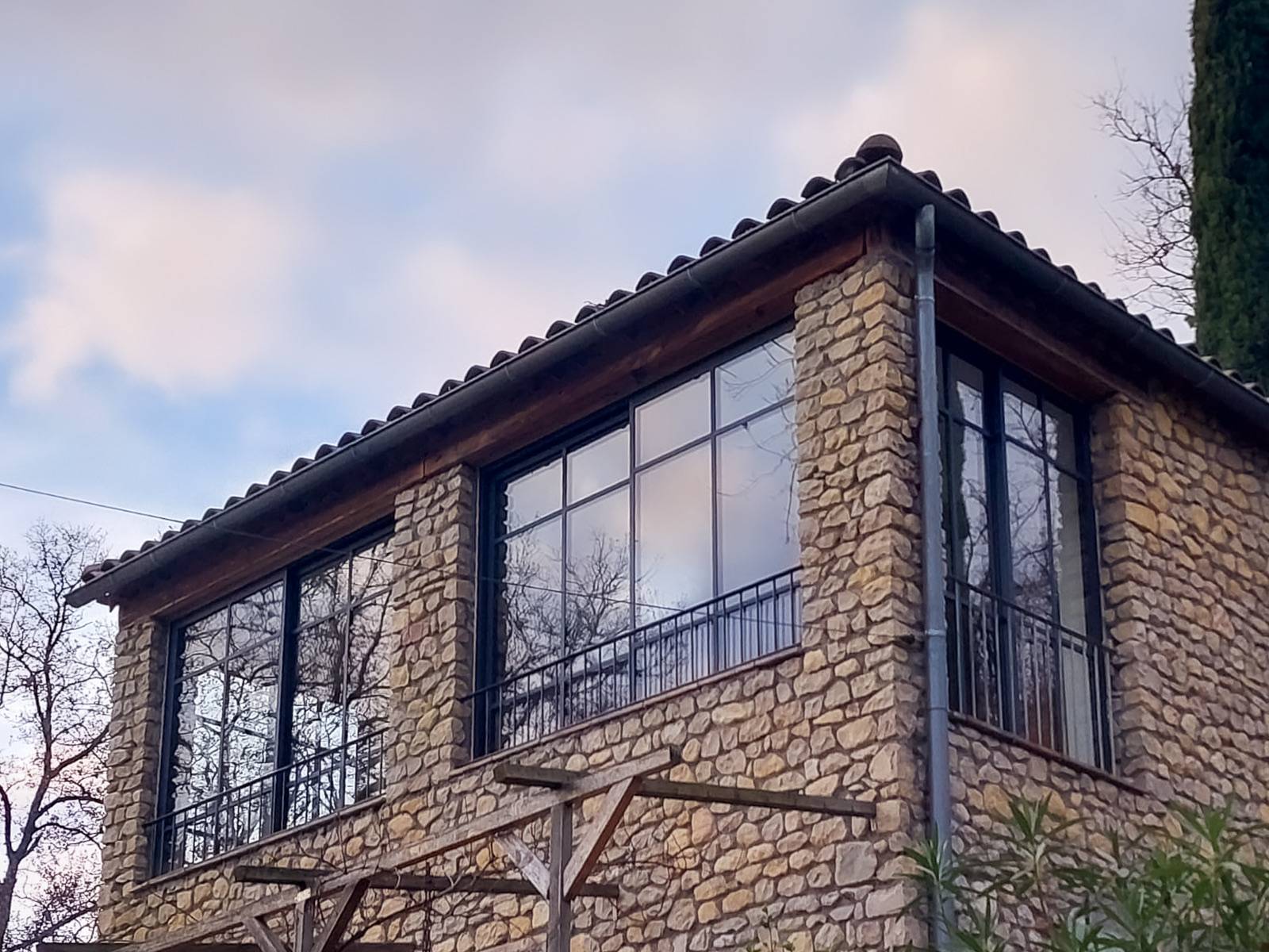 Pose de menuiseries sur mesure style verrière en aluminium dans le Gard, pour faire de votre pièce un puits de lumière