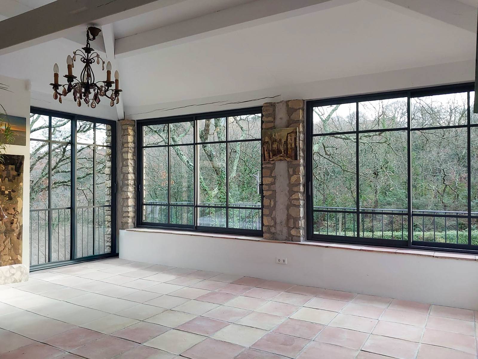 Pose de menuiseries sur mesure style verrière en aluminium dans le Gard, pour faire de votre pièce un puits de lumière