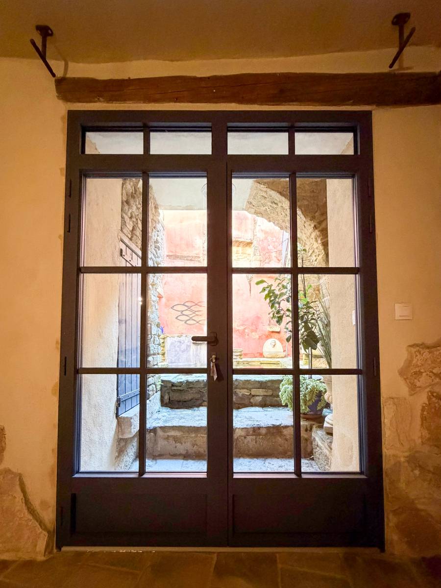 Installation d’une porte-fenêtre aluminium à deux vantaux avec imposte fixe à Sernhac près du Pont du Gard