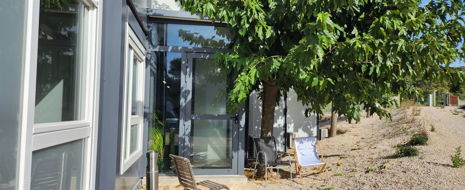 Construction d'une véranda aluminium pour pour lier deux bâtiments existants dans le Gard