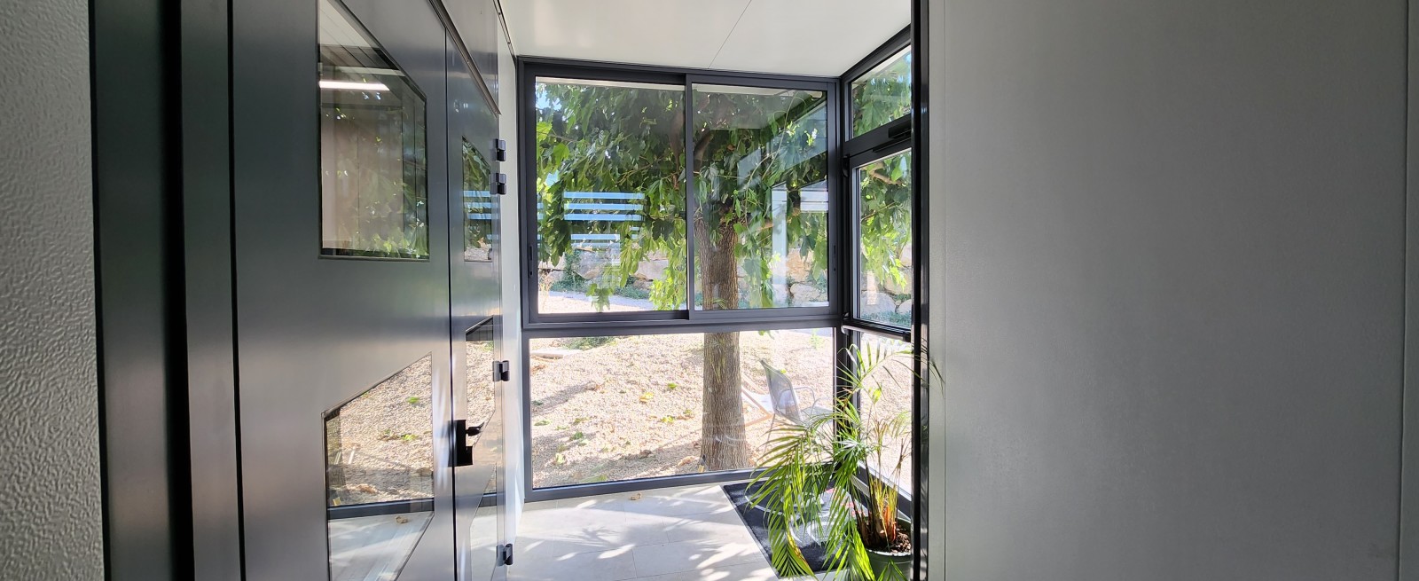 Conception sur mesure d'une petite veranda sas d'entrée vers Orange