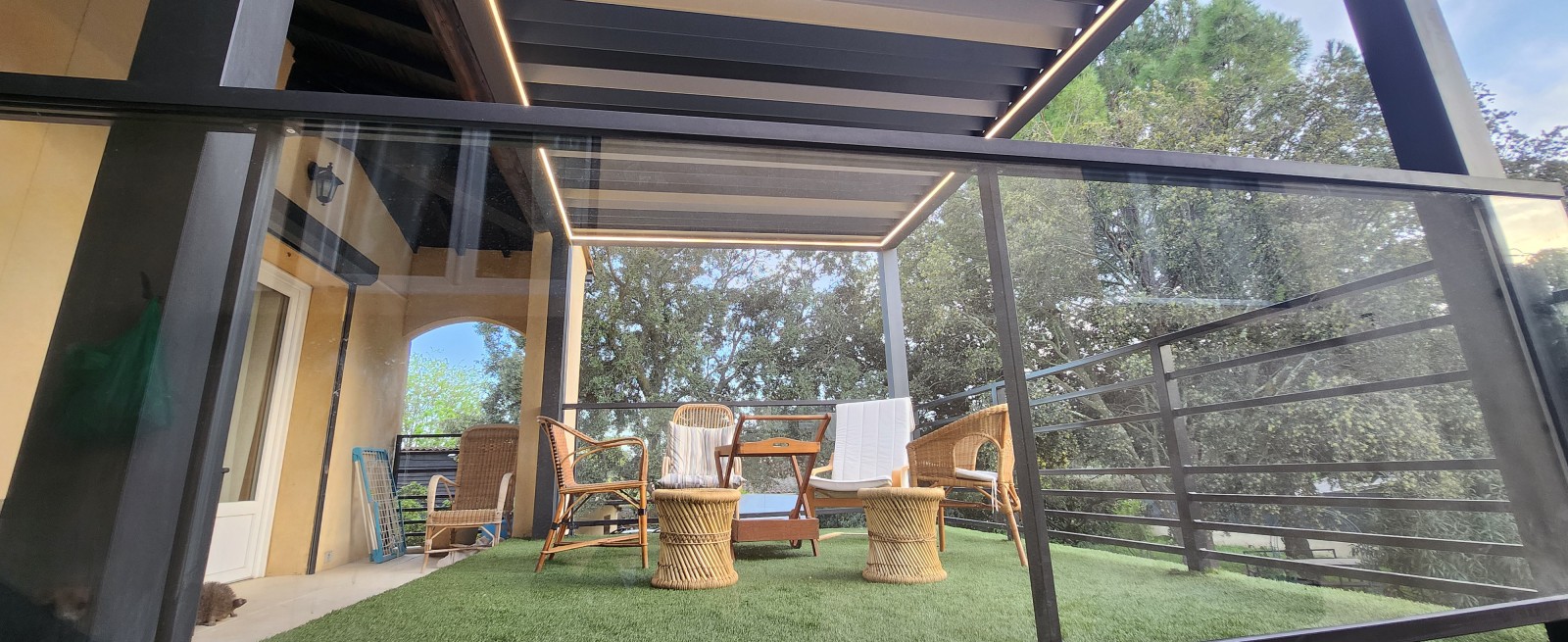 Pose d'une pergola bioclimatique dans le Sud de la France, designées par Dank Architectes