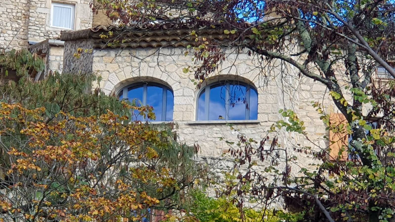 Menuiseries certifiées profils systèmes sur mesure aluminium cintré haute performance dans le Gard