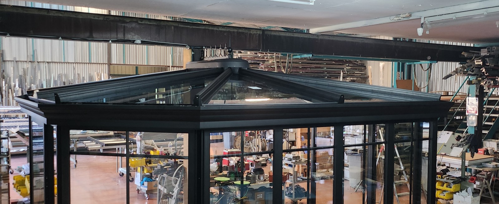 Conception et fabrication d’une véranda de style victorien dans le sud de la France, pour être installée en Normandie