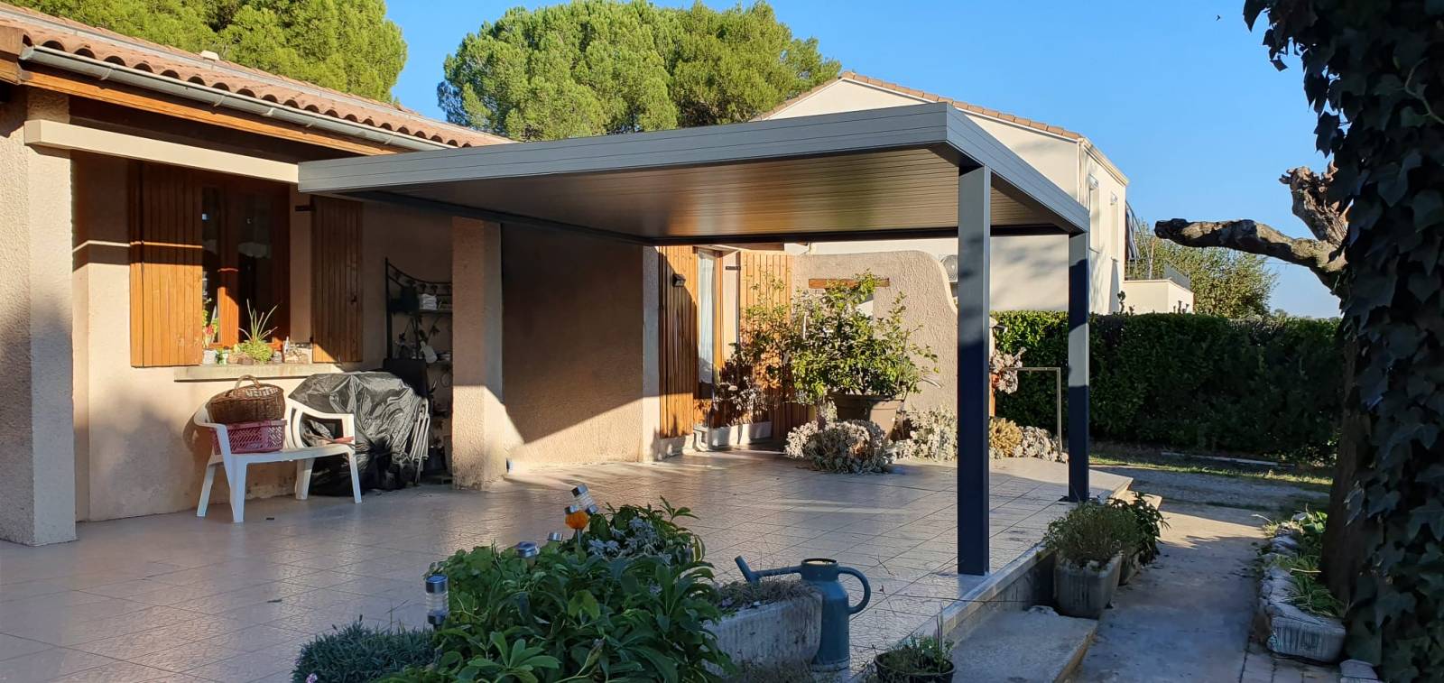 Fabrication et pose d’une pergola bioclimatique haut de gamme dans le Gard près de Bagnol sur cèze, une pergola 100 % Alu Space.