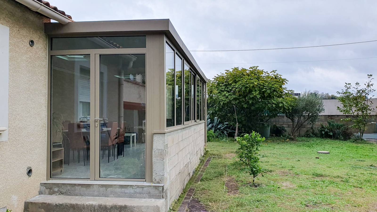 Une véranda à toit plat pour un nouvel espace de vie dans le Gard Fabriqué et posé par Alu’space