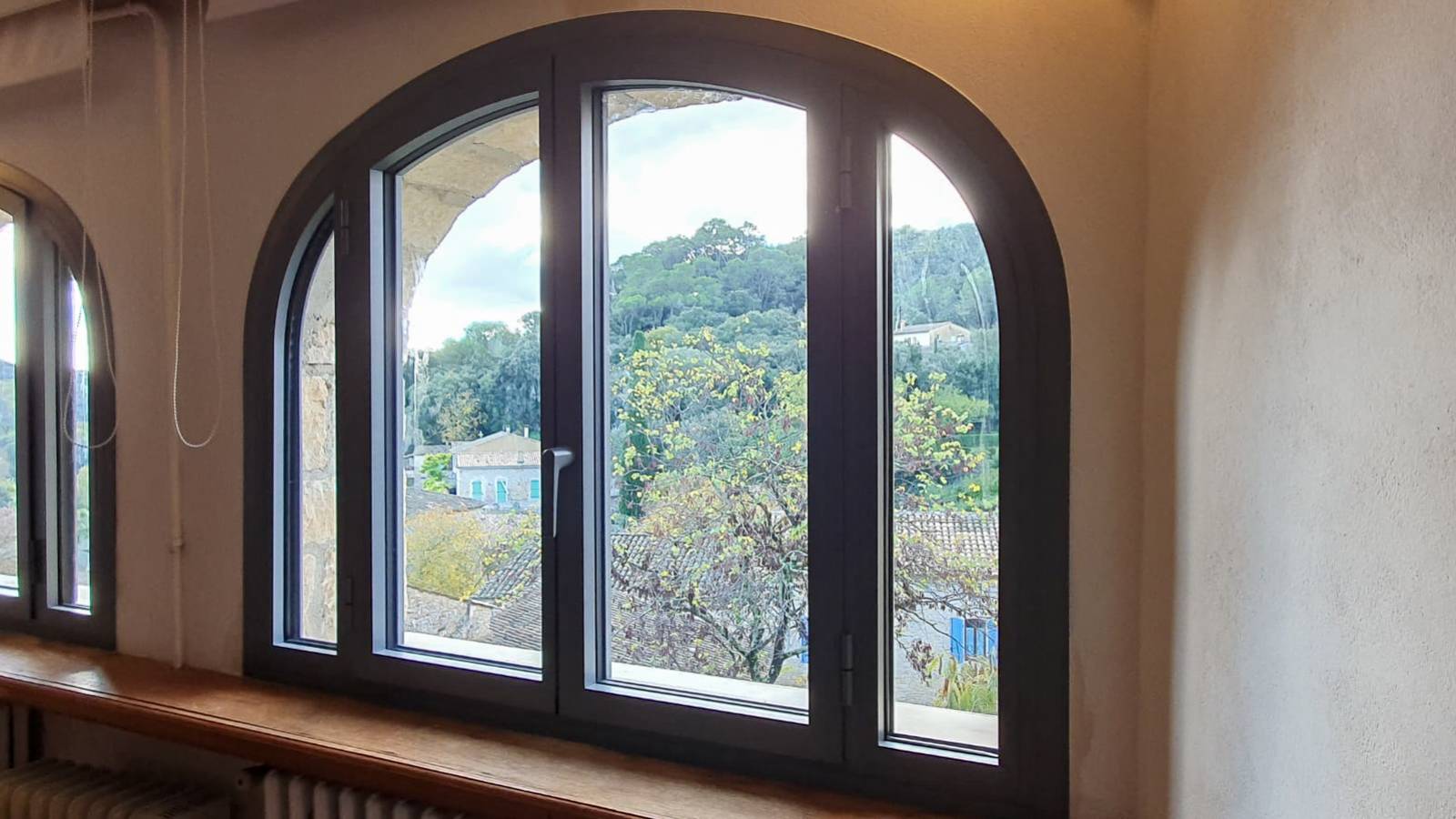 Menuiseries certifiées profils systèmes sur mesure aluminium cintré haute performance dans le Gard