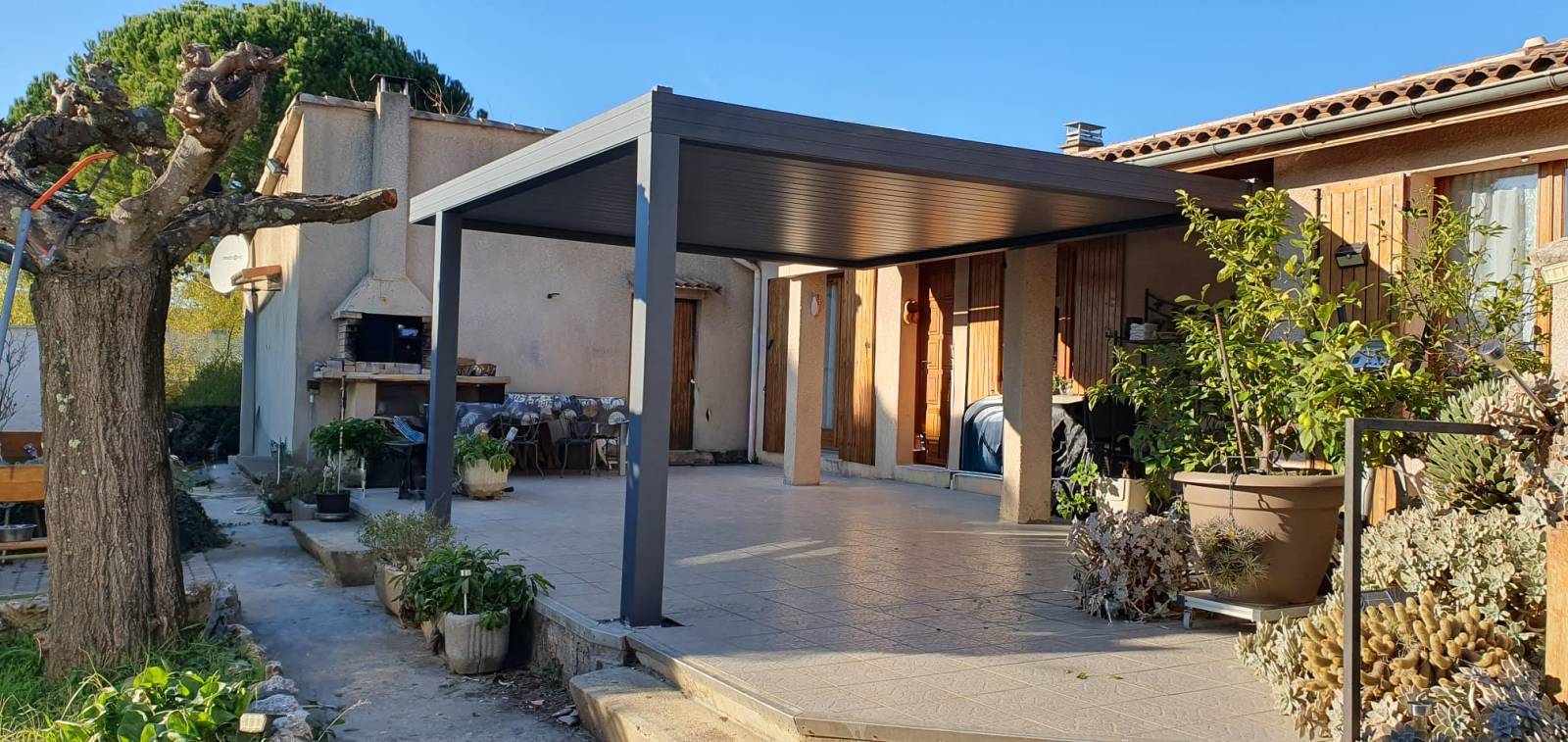 Fabrication et pose d’une pergola bioclimatique haut de gamme dans le Gard près de Bagnol sur cèze, une pergola 100 % Alu Space.