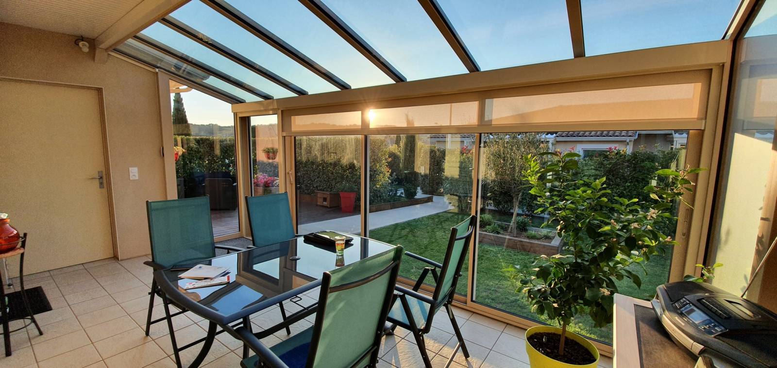 Véranda sur pilotis à Orange (Vaucluse) : L'extension idéale pour un terrain en pente