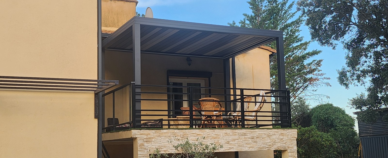 Installation d'une pergola en aluminium sur une terrasse surélevée à Montpellier 