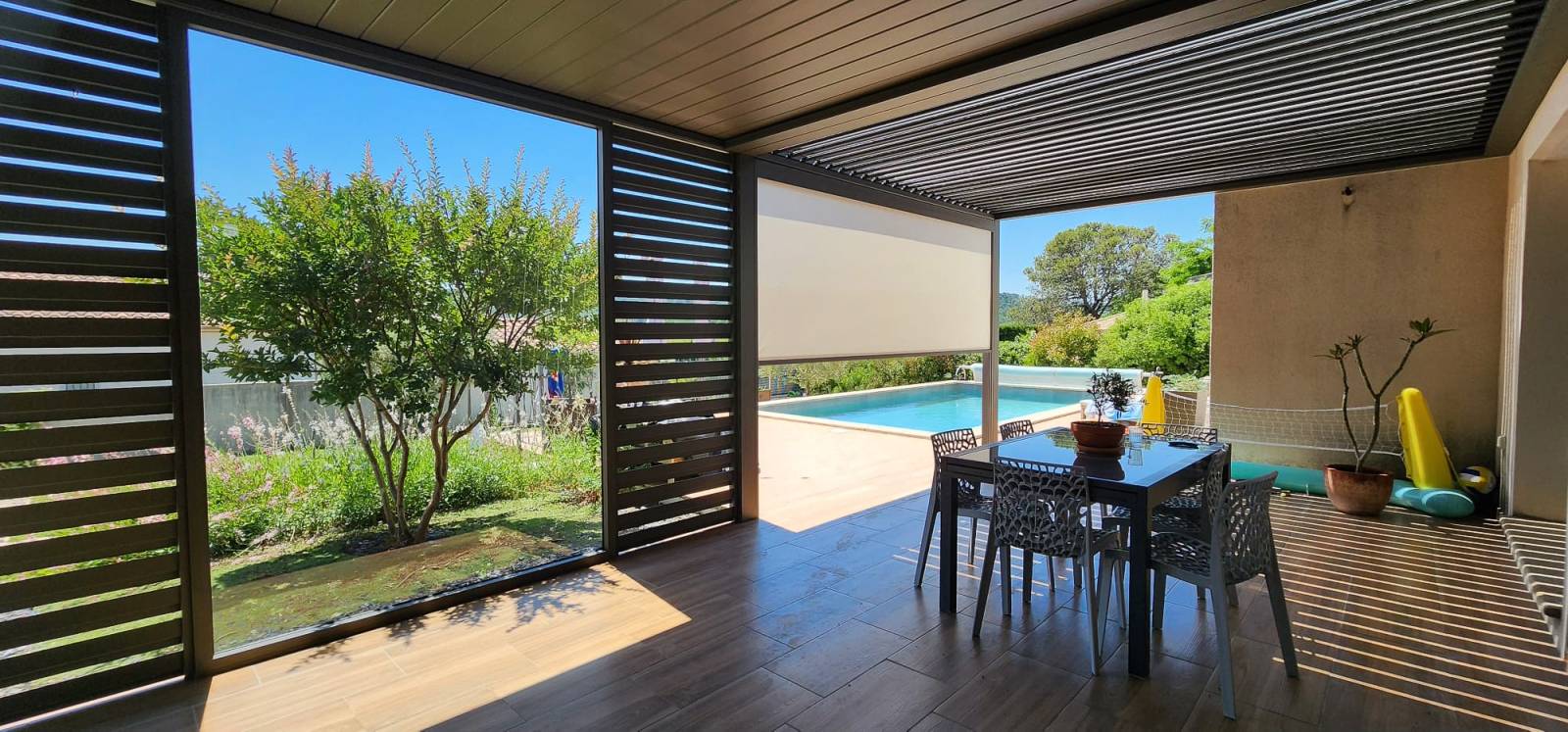 Pose de pergola qui résiste au vent avec structure renforcée et lames orientables pour protection et confort Alès dans le Gard