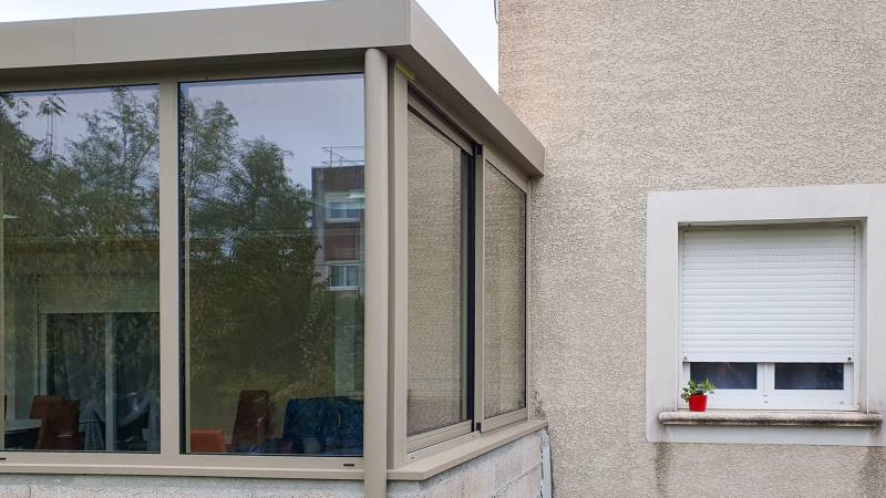 Une véranda à toit plat pour un nouvel espace de vie dans le Gard Fabriqué et posé par Alu’space