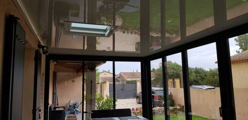 Construction de véranda à toit plat avec puit de lumière en Occitanie, par une entreprise de menuiserie à Sabran (30)