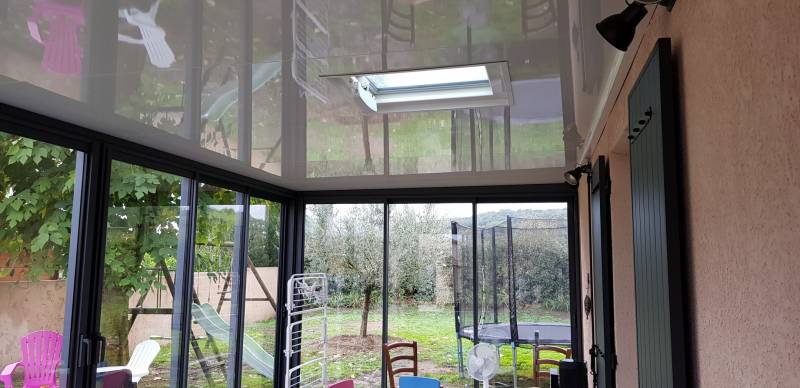 Construction de véranda à toit plat avec puit de lumière en Occitanie, par une entreprise de menuiserie à Sabran (30)