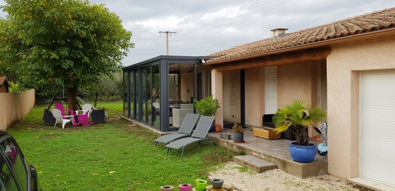 Construction de véranda à toit plat avec puit de lumière en Occitanie, par une entreprise de menuiserie à Sabran (30)