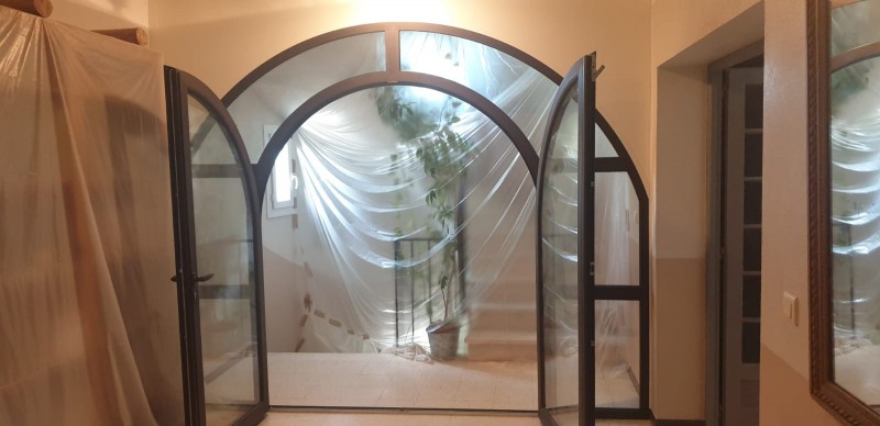 Pose d’une porte aluminium cintrée à Alès dans le Gard