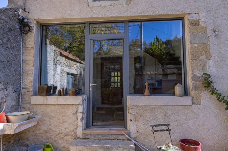 Ensemble vitré composé de parties fixes accompagnant la porte d'entrée