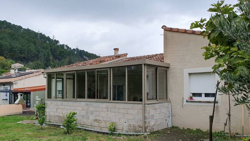 Une véranda à toit plat pour un nouvel espace de vie dans le Gard Fabriqué et posé par Alu’space