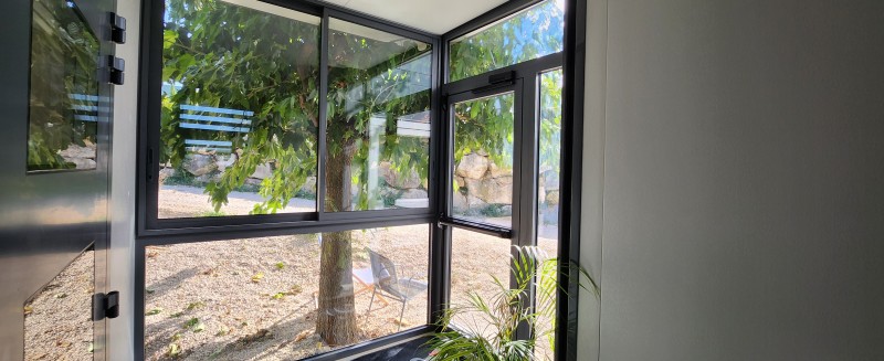 Menuisier vers Avignon pour créer un sas d'entrée extérieur