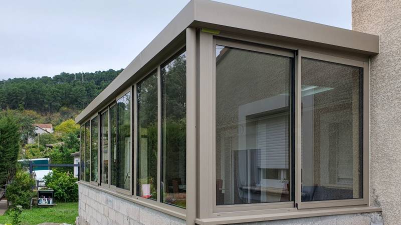 Une véranda à toit plat pour un nouvel espace de vie dans le Gard Fabriqué et posé par Alu’space