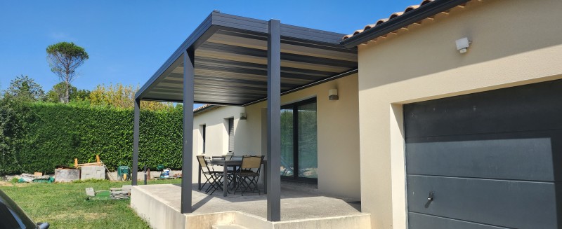 Pose d'une pergola bioclomatique contemporaine à Uzès