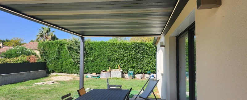 Fabrication d'une pergola bioclimatique épurée dans le Gard