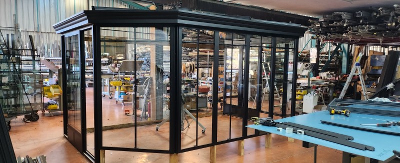 Conception et fabrication d’une véranda de style victorien dans le sud de la France, pour être installée en Normandie