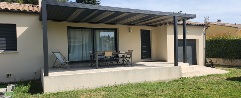 Pergola bioclimatique avec des lames signées par le cabinet Dank architectes