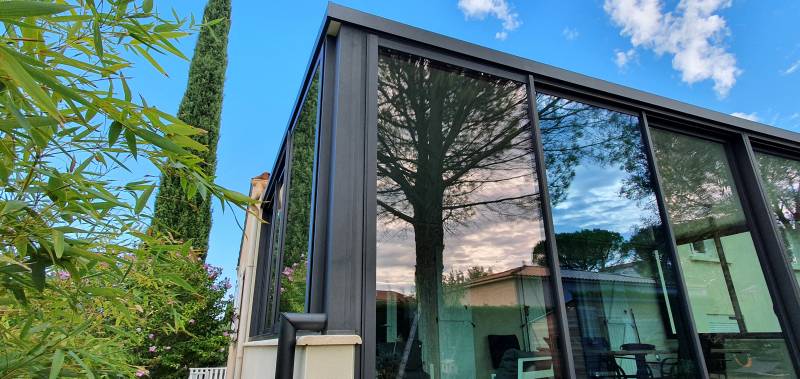 Construction de veranda à toit plat à Avignon dans le Vaucluse, pour agrandir une maison contemporaine