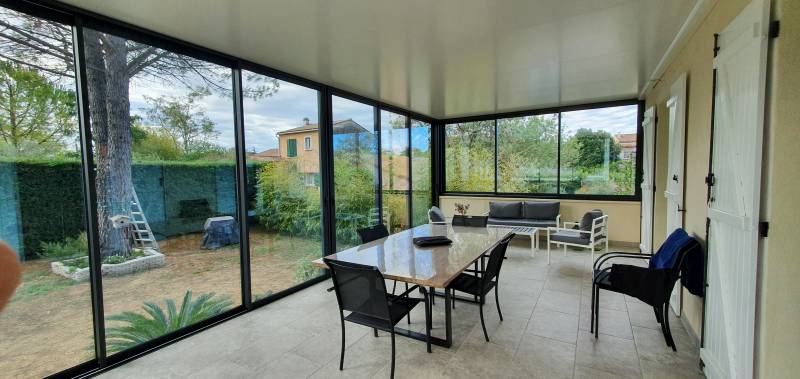Construction de veranda à toit plat à Avignon dans le Vaucluse, pour agrandir une maison contemporaine