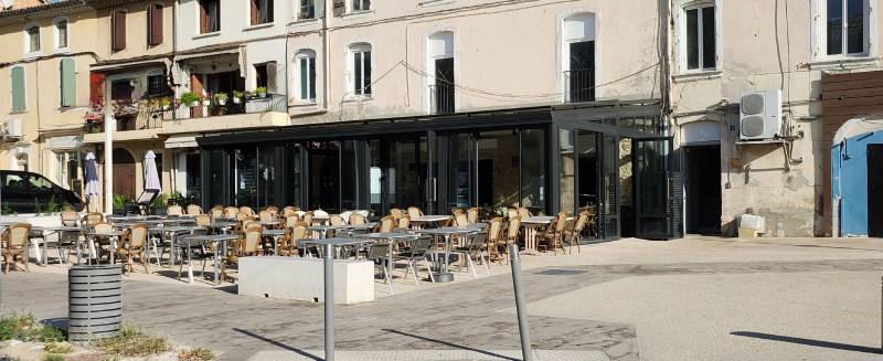 Construction de l'extension vitrée d'un restaurant à Bagnols sur Cèze