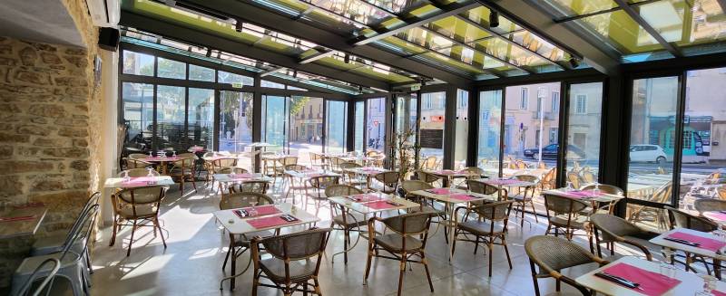 Conception d'une véranda sur mesure pour agrandir un restaurant à à Bagnols sur Cèze