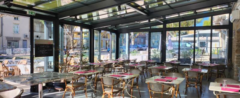 La nouvelle véranda du retaurant Dap's à à Bagnols sur Cèze fabriquée par un artisan menuisier