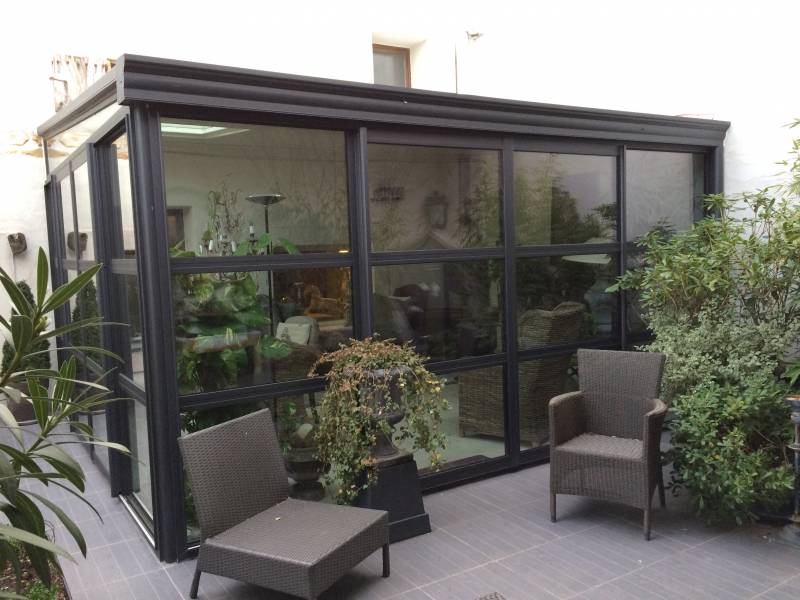 Pose d’une véranda alu à Uzès, pour couvrir un patio