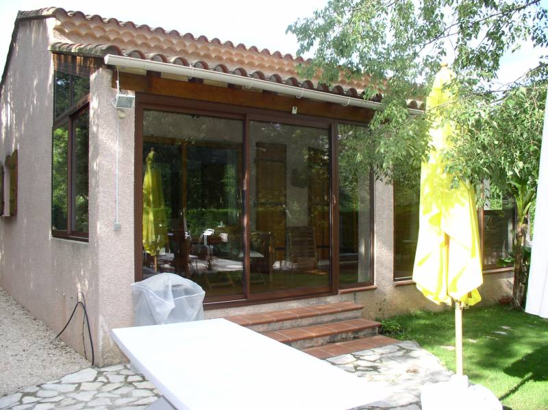 Pose de véranda sous un toit existant à Uzès et en Occitane, pour une intégration parfaite