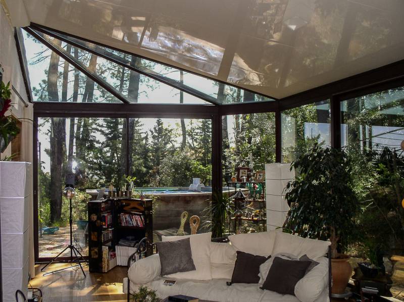 Installation d'une véranda moderne à toit mixte dans le Gard