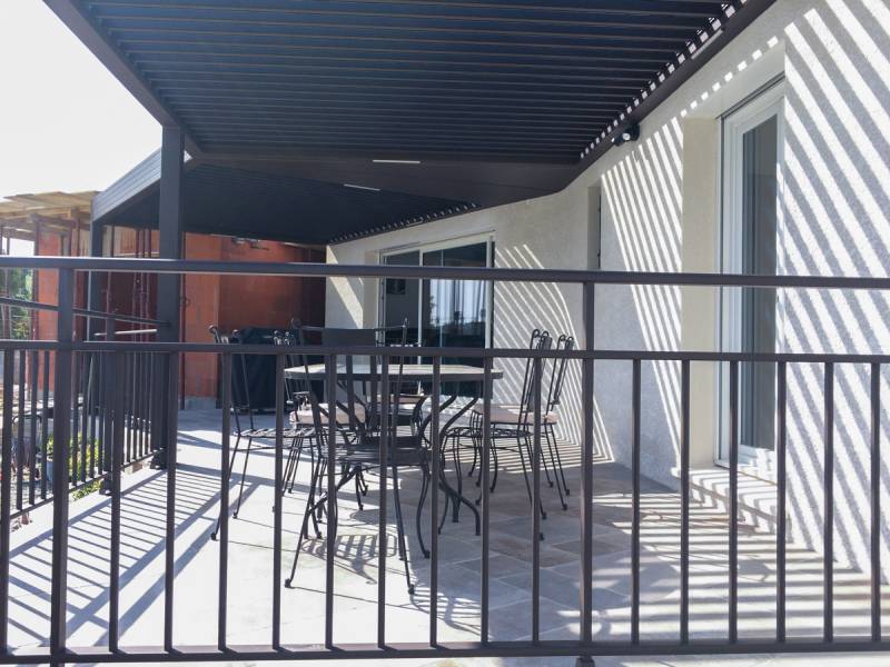 Fabrication d'une pergola à lames orientables à Goudargues