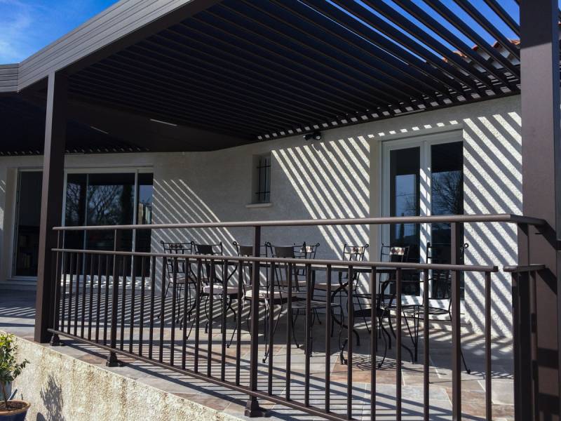 Fabrication d'une pergola à lames orientables à Goudargues