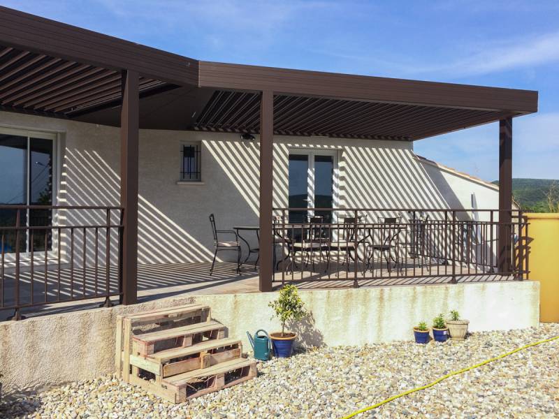 Fabrication d'une pergola à lames orientables à Goudargues