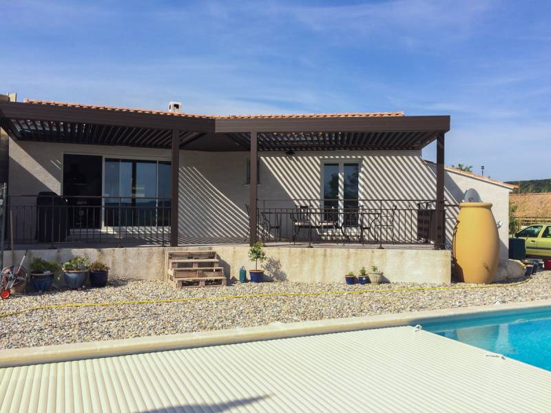 Fabrication d'une pergola à lames orientables à Goudargues