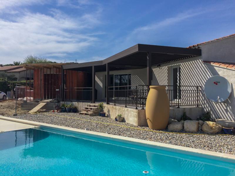 Fabrication d'une pergola à lames orientables à Goudargues