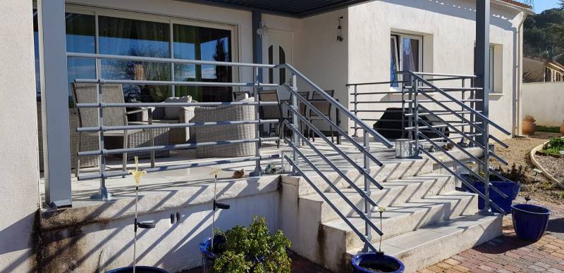 Installation d'une pergola en aluminium de couleur gris sur une terrasse orientée plein sud vers Bagnols