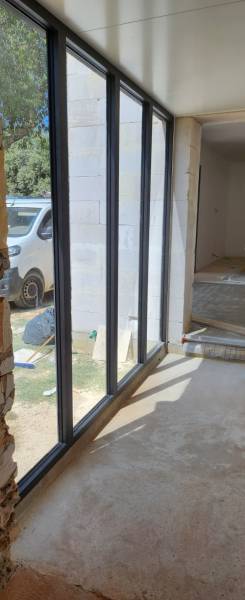 Extension de maison avec une véranda à toit plat à Orange (84)