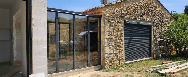 Extension de maison avec une véranda à toit plat à Orange (84)