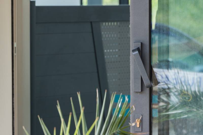 La serrure à clé extérieure sur le coulissant