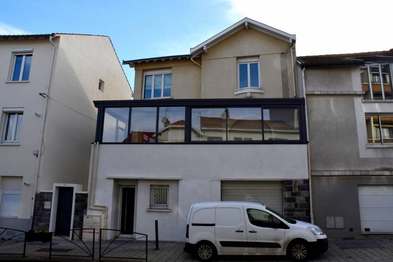 Véranda fabriquée sur mesure pour une terrasse en copropriété dans le Gard