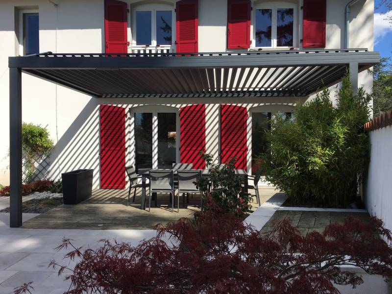 Réalisation d'une pergola bioclimatique pour profiter en toutes saisons de votre extérieur à Sabran proche de bagnols sur cèze