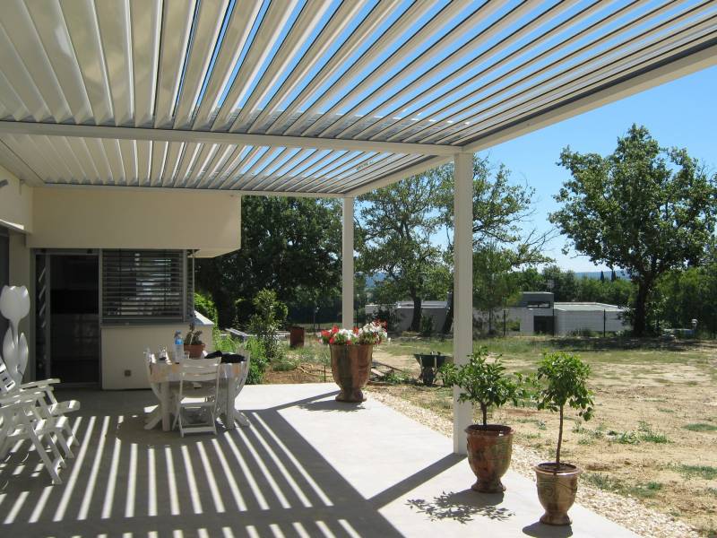 Fabrication de pergola bioclimatique à lames rétractables vers Avignon, pour la pose de structure autoportante dans le Vaucluse
