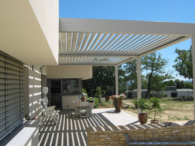 Fabrication de pergola bioclimatique à lames rétractables vers Avignon, pour la pose de structure autoportante dans le Vaucluse